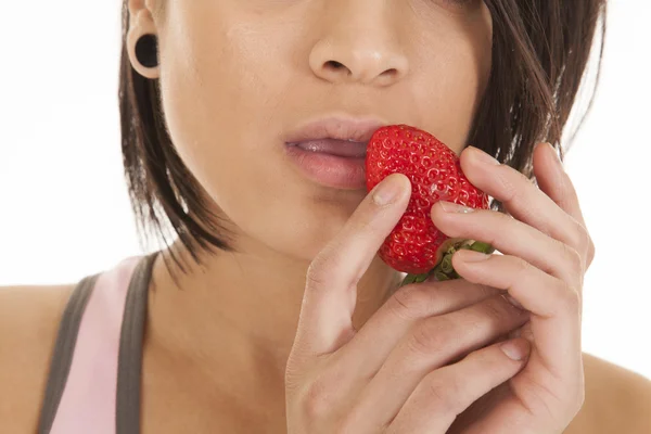 Fraise par les femmes bouche — Photo