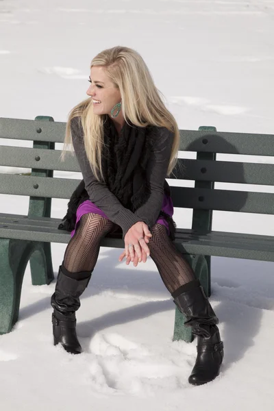 Woman bench outside snow look side — Stock Photo, Image