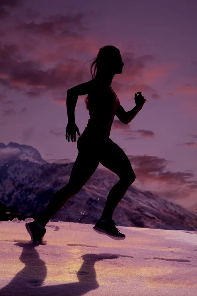 Frau sprintet in Schneesilhouette — Stockfoto