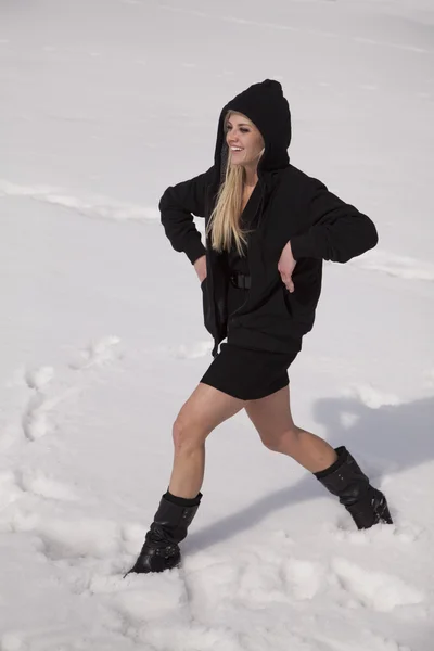 Frau schwarzen Rock zu Fuß Schnee — Stockfoto