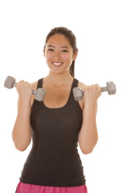 Asyalı kadın curl ağırlıkları