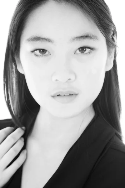 Asiatisk kvinna huvudet allvarliga svart och vitt — Stockfoto