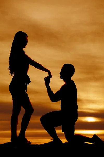 Man propose to woman silhouette — Stock Photo, Image