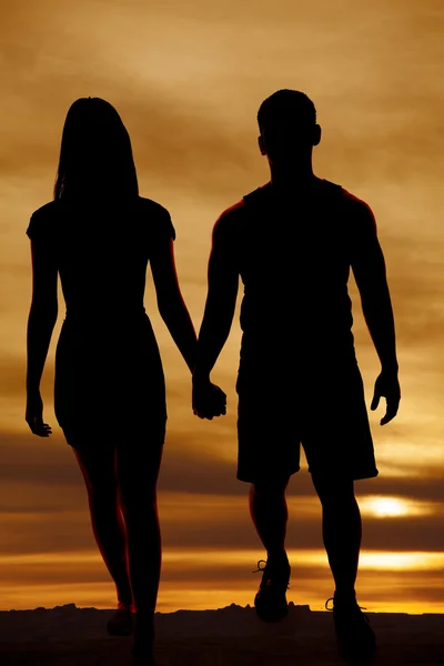 Silhouet paar lopen houden handen — Stockfoto