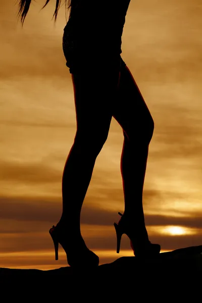 Silueta ženy nohy krok při západu slunce — Stock fotografie