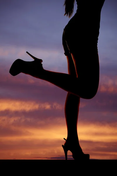 Siluet kadına tekme bacaklar arka günbatımı — Stok fotoğraf