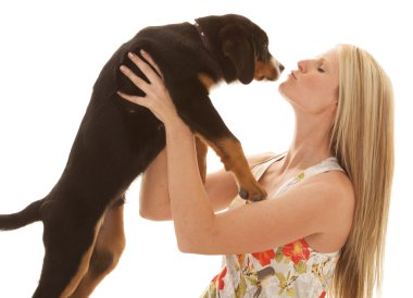 kadın çiçek elbise köpek öpücük kapat