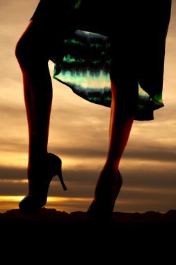 gün batımı elbisenin içinde duran kadının bacakları