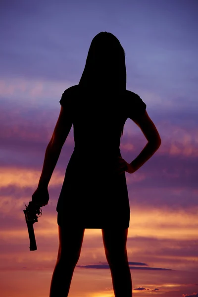 Mulher silhueta segurar arma ao lado — Fotografia de Stock