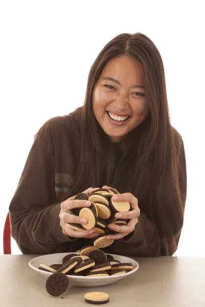 Mujer sonrisa un montón de galletas —  Fotos de Stock