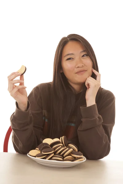 Kobieta z duża płyta cookies jeść — Zdjęcie stockowe