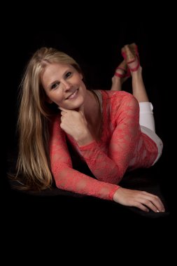 kadın kırmızı top üzerinde siyah bir gülümseme koymak