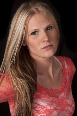 kadın kırmızı siyah ciddi üst baş