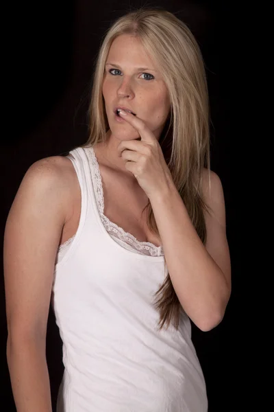 Женщина белое платье на черном пальце рот — стоковое фото