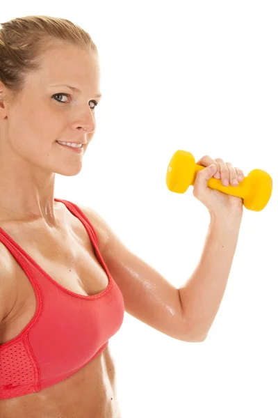Röd sport-bh Fitness kvinna nära vikt leende — Stockfoto