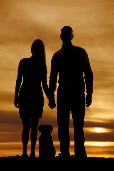 Silhouette eines Paares mit Hund — Stockfoto