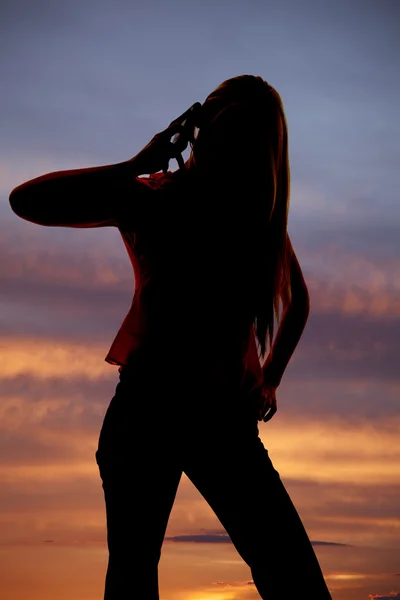 Vrouw op mobiele telefoon met zonsondergang — Stockfoto