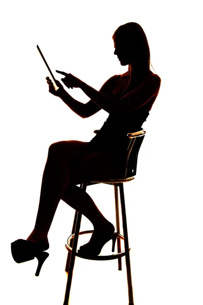 Silhouet van de vrouw met behulp van Tablet PC. — Stockfoto