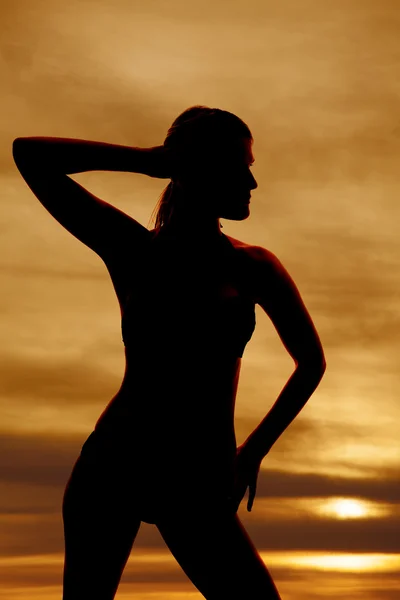 Silhueta mulher stand roupa de banho por do sol — Fotografia de Stock