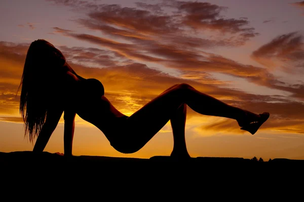 Vrouw silhouet zwembroek til — Stockfoto