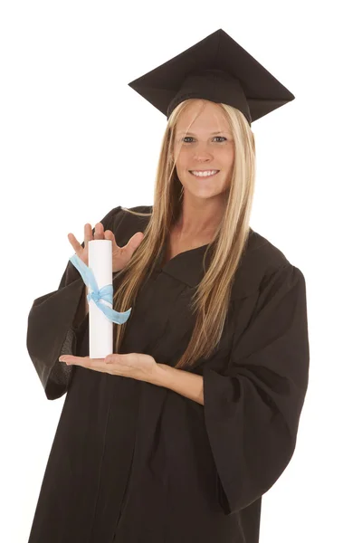 Mujer sosteniendo diploma graduado — Foto de Stock