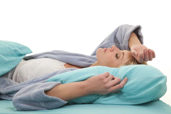 Vrouw in gewaad lag in bed slapen — Stockfoto