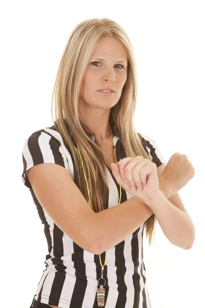 Mujer brazos árbitro cruzado grave — Foto de Stock