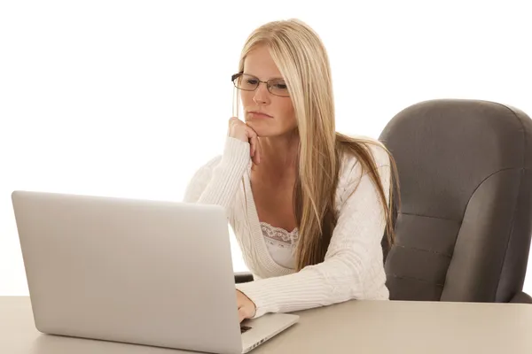 Mulher branca camisa laptop sério sentar — Fotografia de Stock