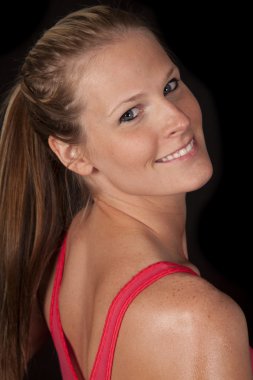 kadın fitness kırmızı sutyen ter geri yakın spor