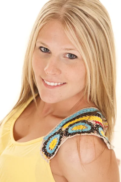 Kvinna huvudet gul skjorta leende — Stockfoto