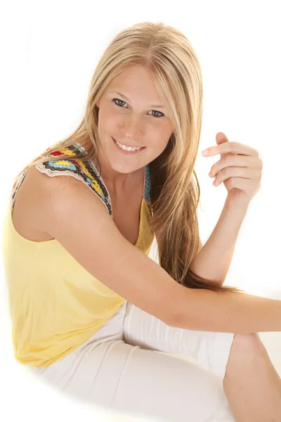 Mulher de camisa amarela sentar sorriso — Fotografia de Stock