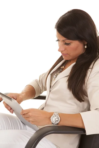 Žena obchodní oděv sedět s tabletem — Stock fotografie
