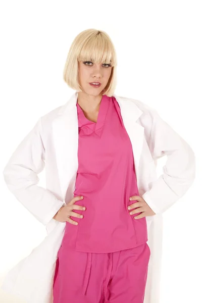 Donna medico vestito mani fianchi — Foto Stock