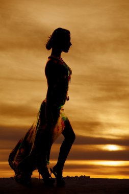 siluet kadın uzun elbise yan bacak