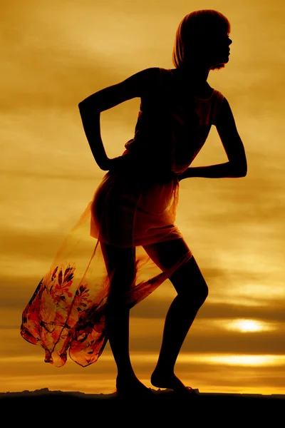 Silhouette einer Frau im Kleid lehnt sich nach vorne — Stockfoto