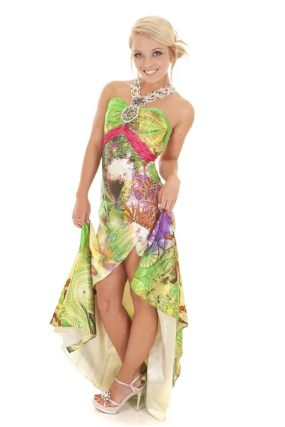 Mujer en vestido colorido mostrar piernas —  Fotos de Stock