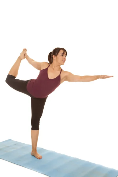Femme fitness yoga jambe main sur pied — Photo