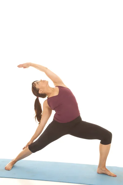 Mujer fitness yoga pierna embestida estiramiento — Foto de Stock