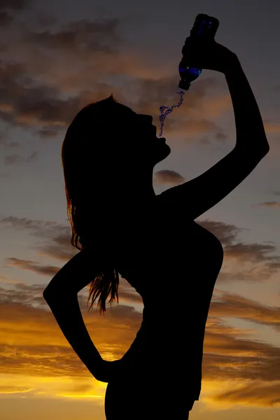 Silhouette di una donna che si rinfresca versando acqua in bocca — Foto Stock