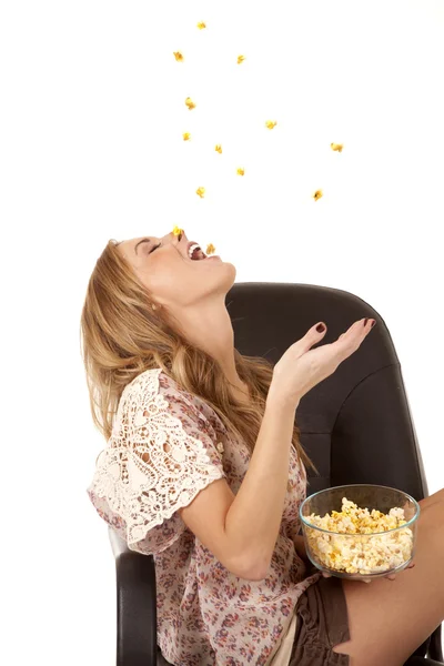 Popcorn gooien in mond — Stockfoto