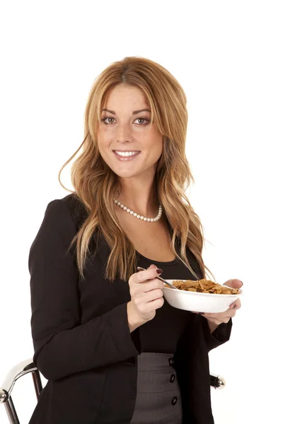Mulher de negócios olhando com cereais — Fotografia de Stock