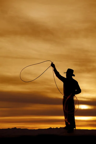 Sombrero de vaquero sentarse mantenga al atardecer — Stok fotoğraf