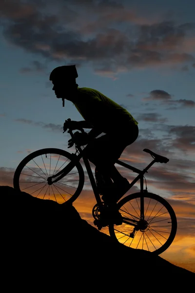 Silhouette väg cykel uppför — Stockfoto