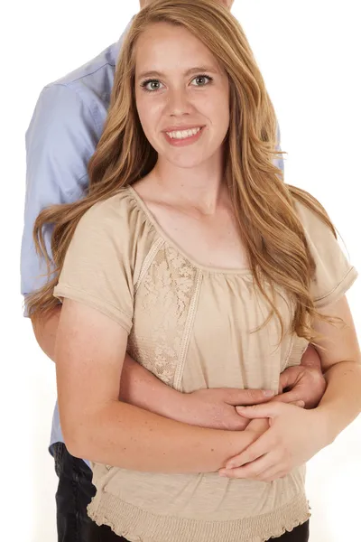 Homem braços em torno de mulher sorriso — Fotografia de Stock