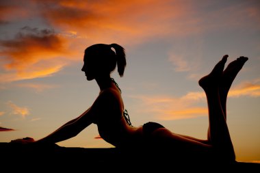 kadın bikini siluet yüz üstü yatıyordu.