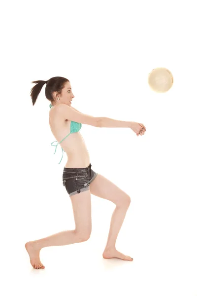 Grön bikini top denim shorts volleyboll passerar — Stockfoto