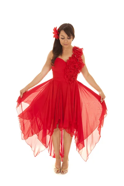 Mulher em um vestido vermelho segura para fora — Fotografia de Stock
