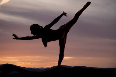 siluet poz yukarı dansçı bacağı