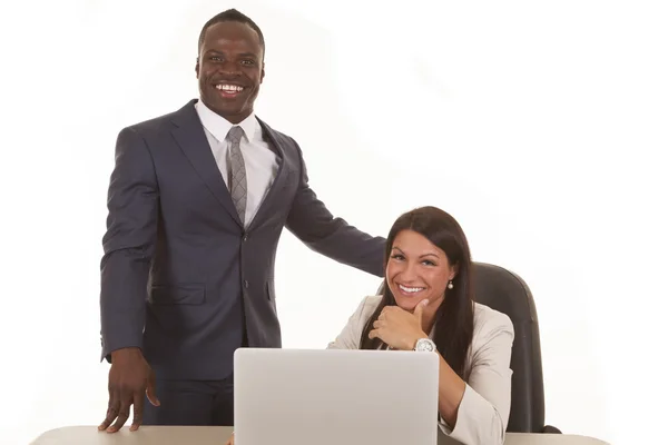 Business kvinna sitter man stå leende — Stockfoto