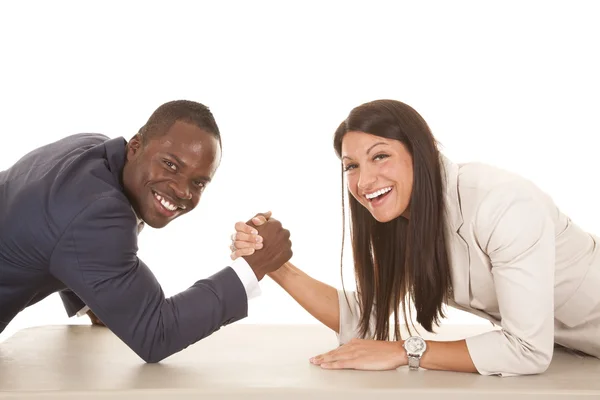 Homem de negócios e mulher braço lutam rir olhando — Fotografia de Stock